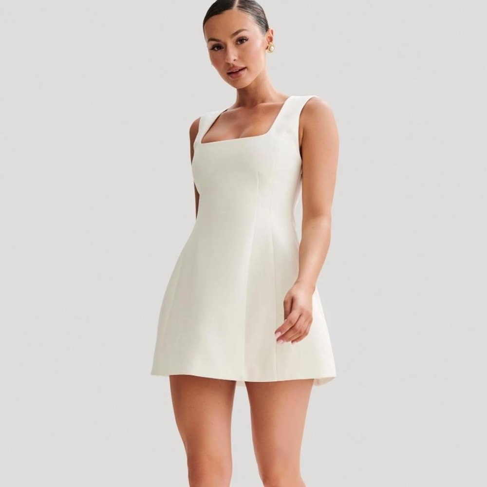 Elegant White Sleeveless Dress